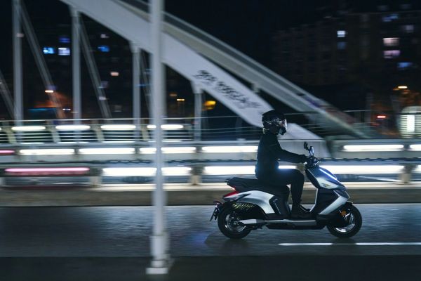 קטנוע חשמלי ZEEHO בנסיעה כל הכביש זוית צילום מהצד